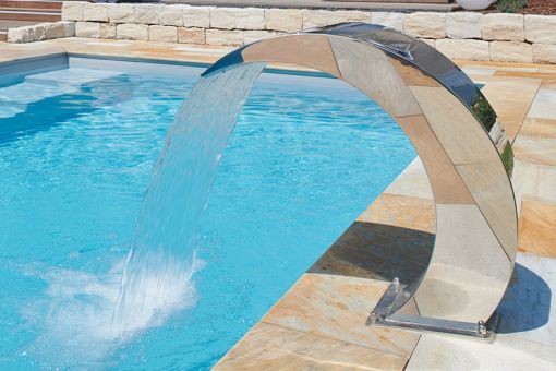 Moderner Garten mit Pool, Edelstahl-Wasserfall und Lounge-Bereich bei Sonnenschein